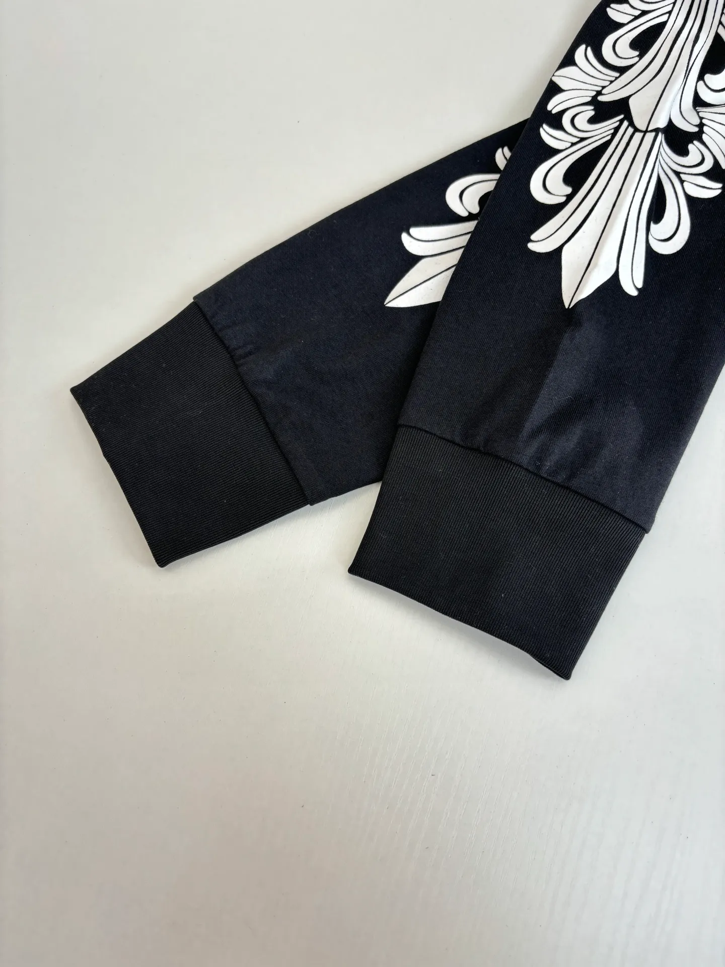 P310 Chrome Heart*/Chrome Heart CH/Aspen Graffiti limited long sleeves. The fabric is made of 26-woven 220g cotton. The printing is ink printing. Customized accessories Size: S/M/L